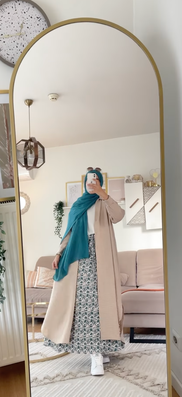 Solid Color Cardigan in Modern Style